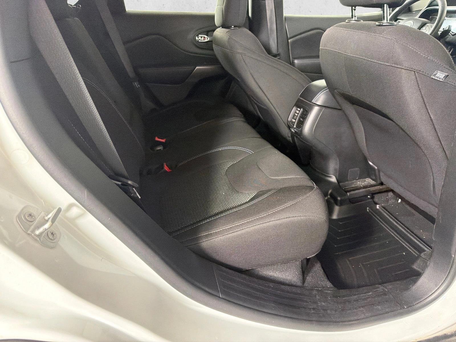 Used 2019 Bright White Clearcoat Jeep Latitude image 15