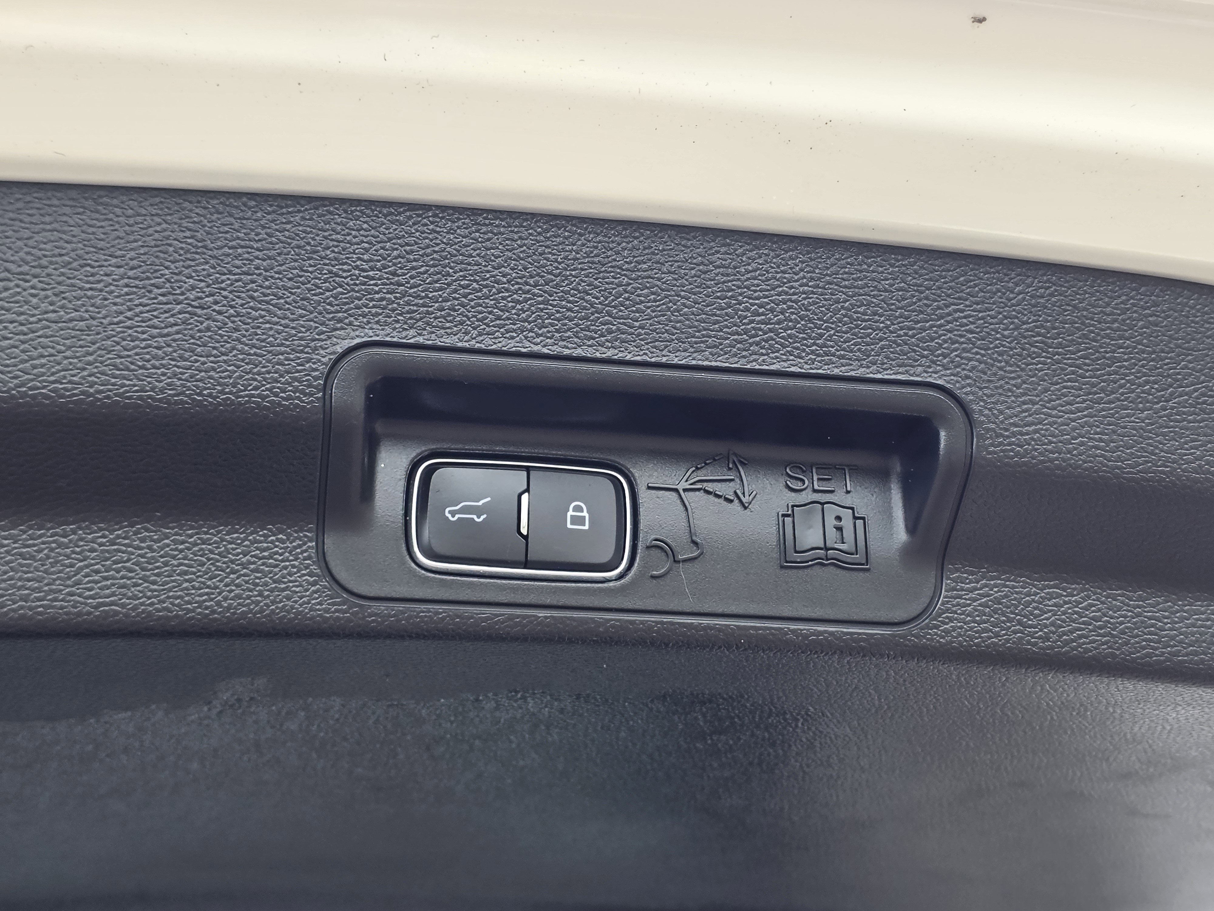 Used 2023 Star White Metallic Tri-Coat Ford XLT image 30
