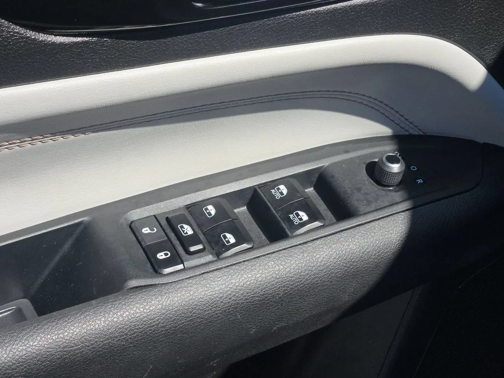 Used 2025 Silver Jeep Limited image 30