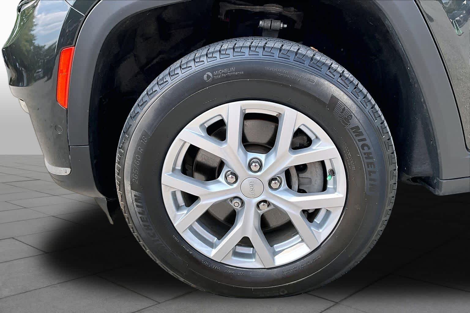 Used 2023 Rocky Mountain Pearlcoat Jeep Limited image 11