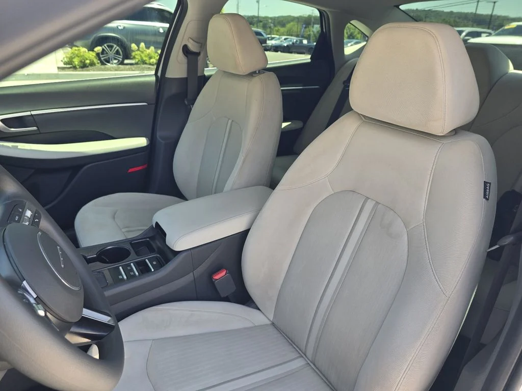 Used 2025 Serenity White Hyundai SE image 12