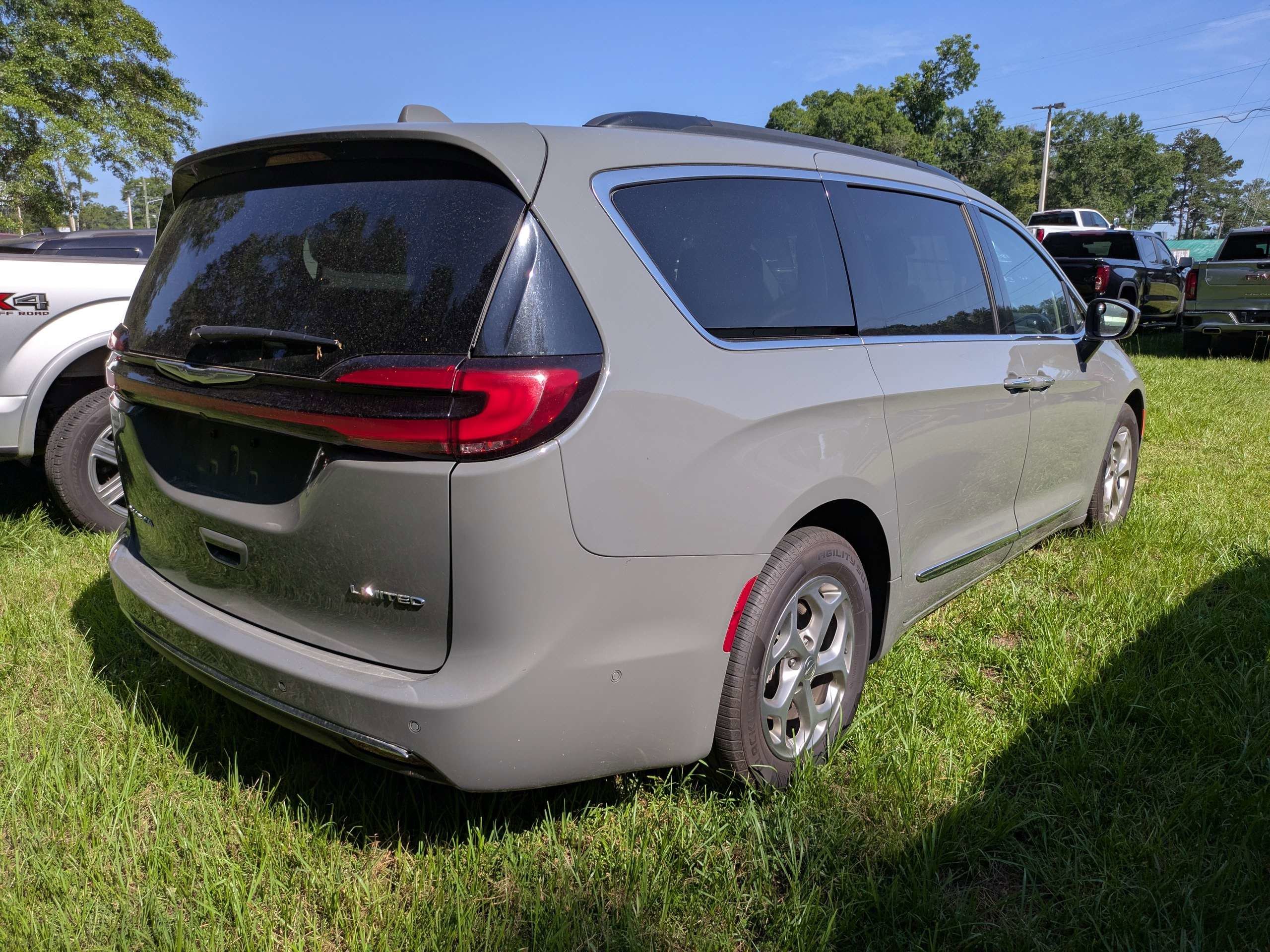 Used 2022 Ceramic Gray Clearcoat Chrysler Limited image 5