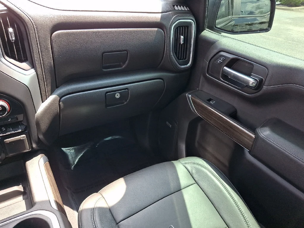 Used 2020 BLACK Chevrolet RST image 17