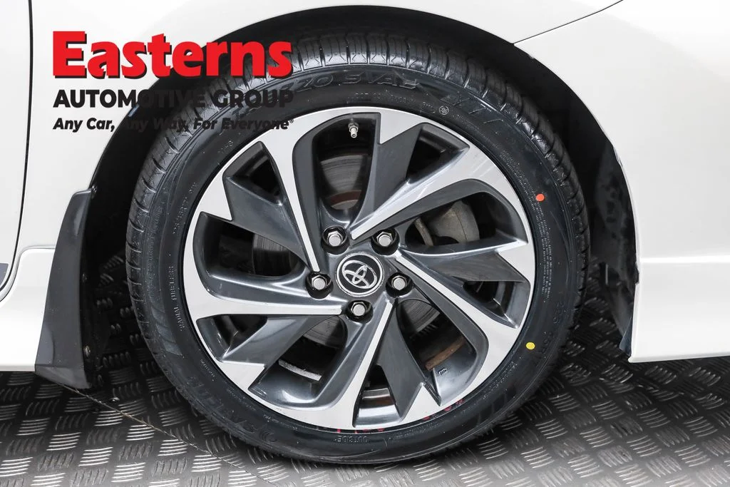 Used 2018 White Toyota Base image 29