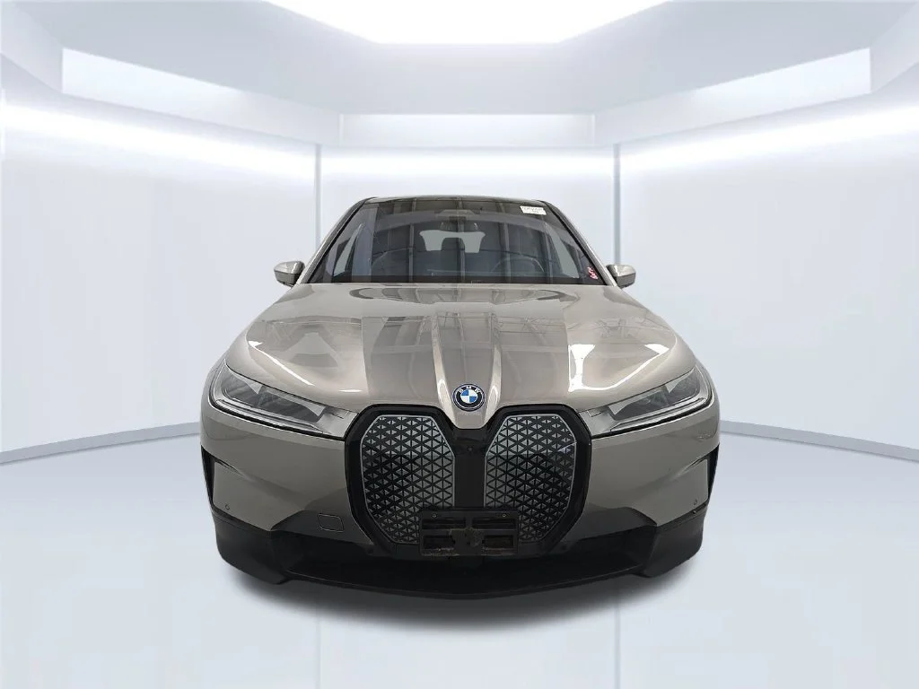 Used 2024 Gray BMW xDrive50 image 13
