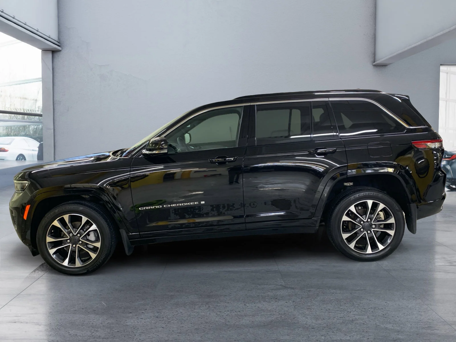 Used 2025 Diamond Black Crystal Pearl Jeep Overland image 2