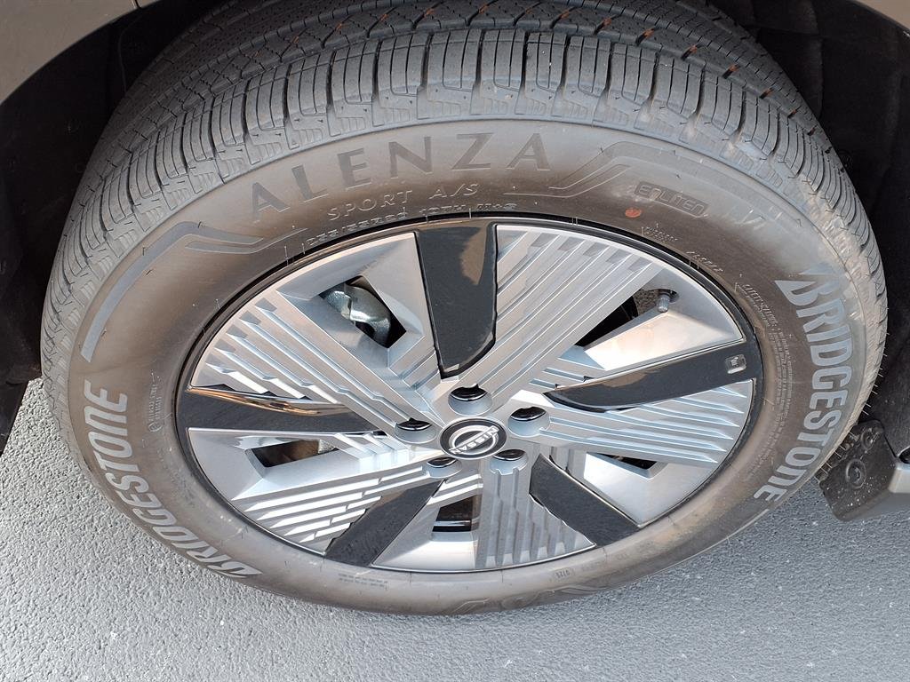 Used 2025 Super Black Nissan SL image 18