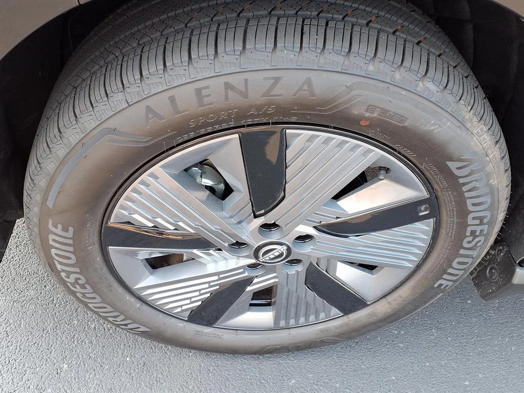Used 2025 Super Black Nissan SL image 18
