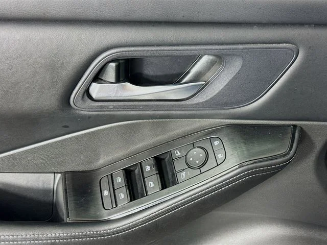Used 2025 Gray Nissan SV image 17