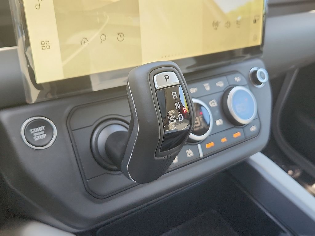 Used 2026 Fuji White Land Rover X-Dynamic SE image 7