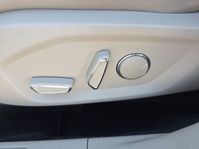 Used 2017 White Gold Ford SE image 19