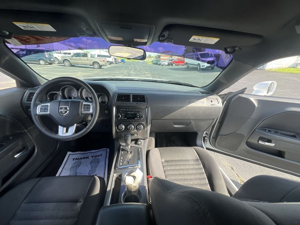 Used 2014 White Dodge SXT image 10