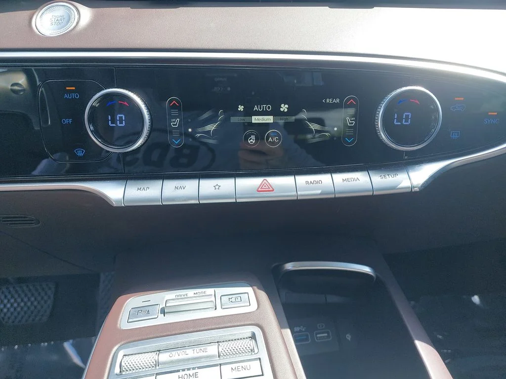 Used 2022 White Genesis 2.5T image 25