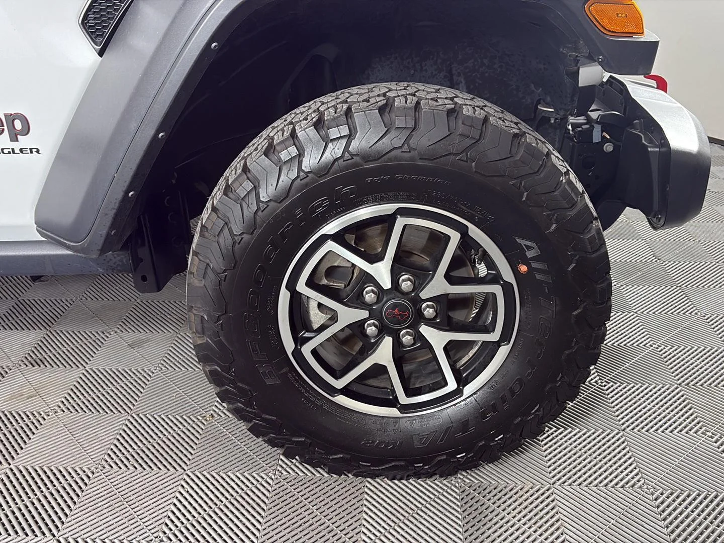 Used 2024 Bright White Clearcoat Jeep Rubicon image 12