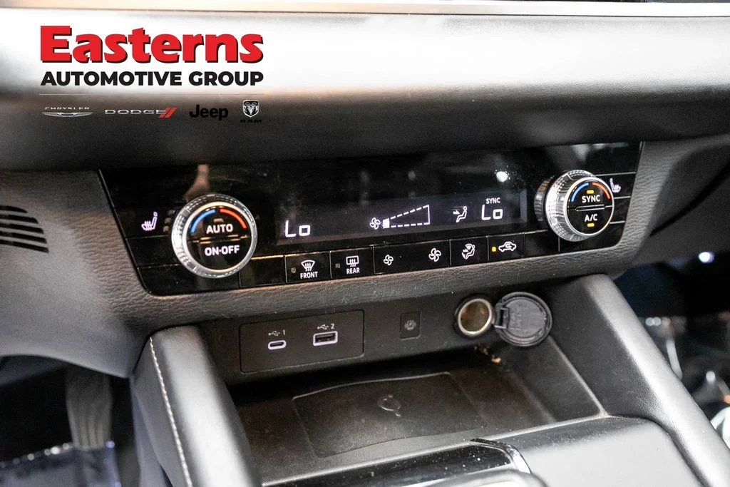 Used 2022 White Mitsubishi SE image 19