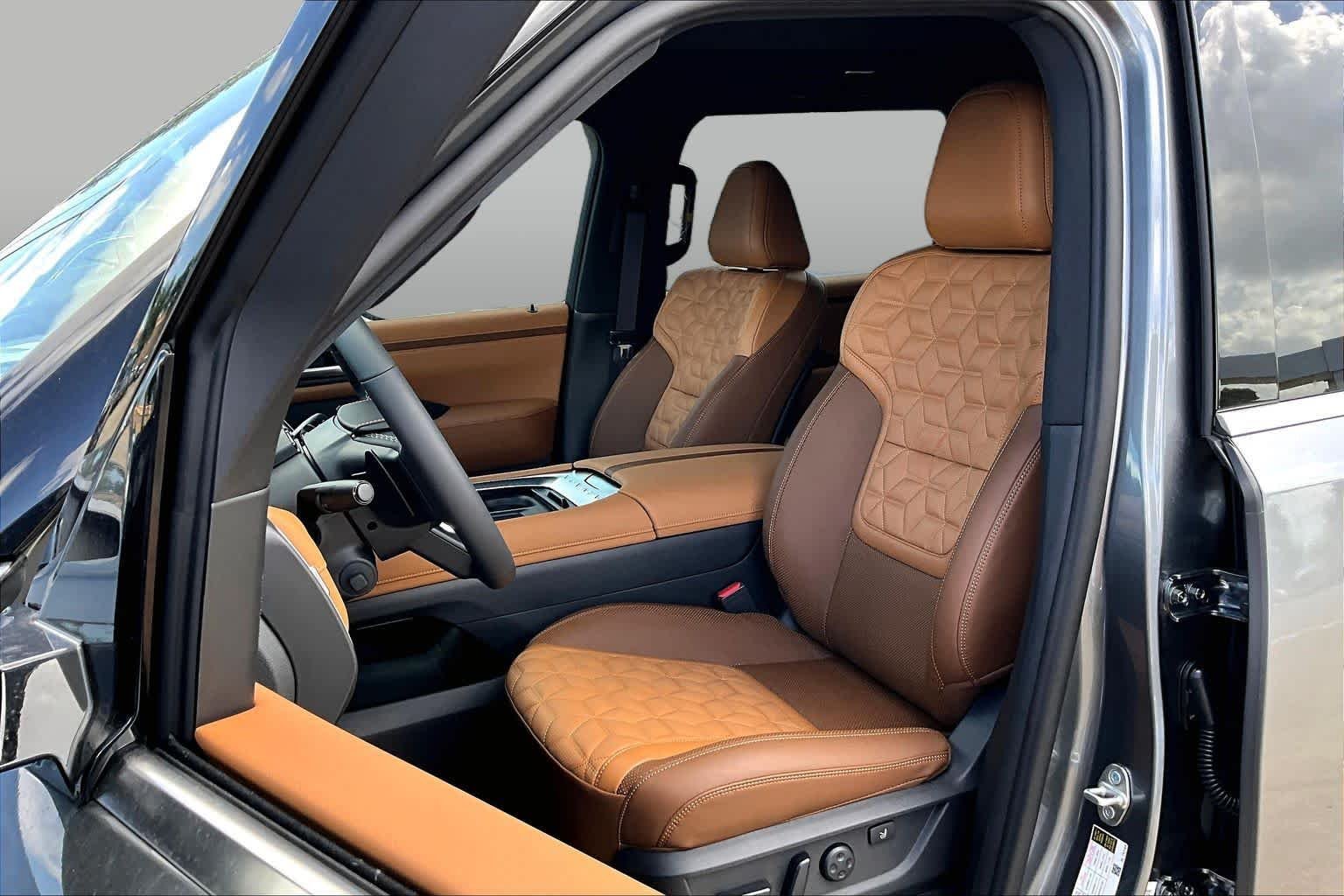 New 2026 Gun Metallic / Super Black Two-tone Nissan Platinum Reserve image 18