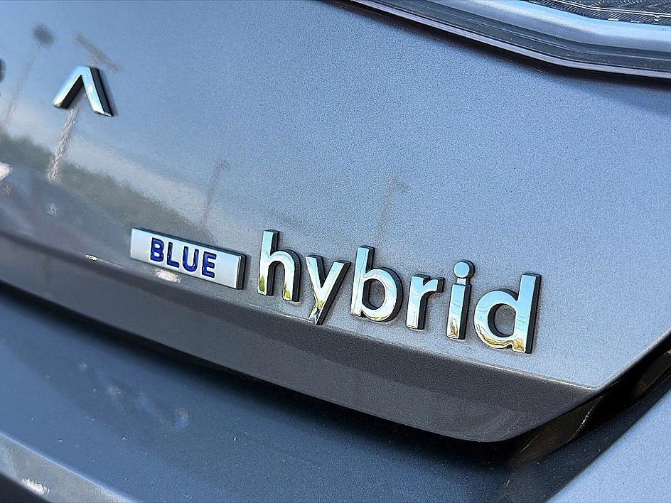 Used 2022 Fluid Metal Hyundai Blue image 25