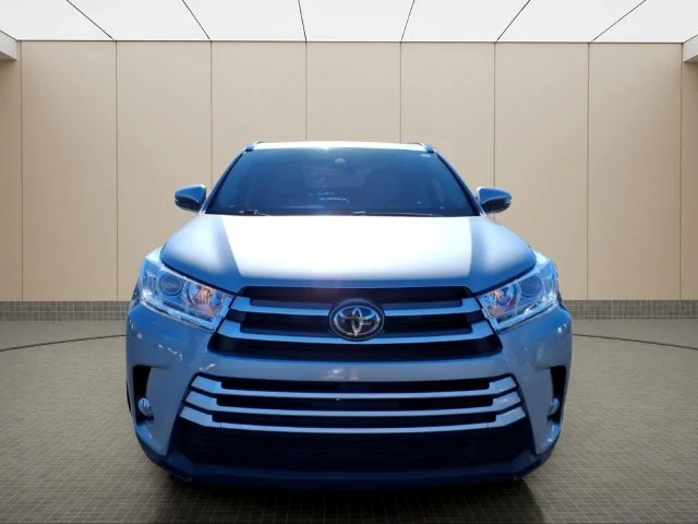 Used 2017 Silver Toyota XLE image 3