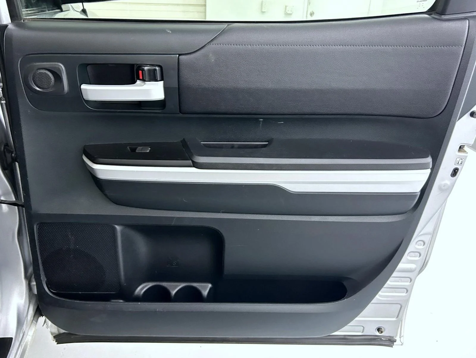 Used 2016 Silver Toyota SR5 image 17