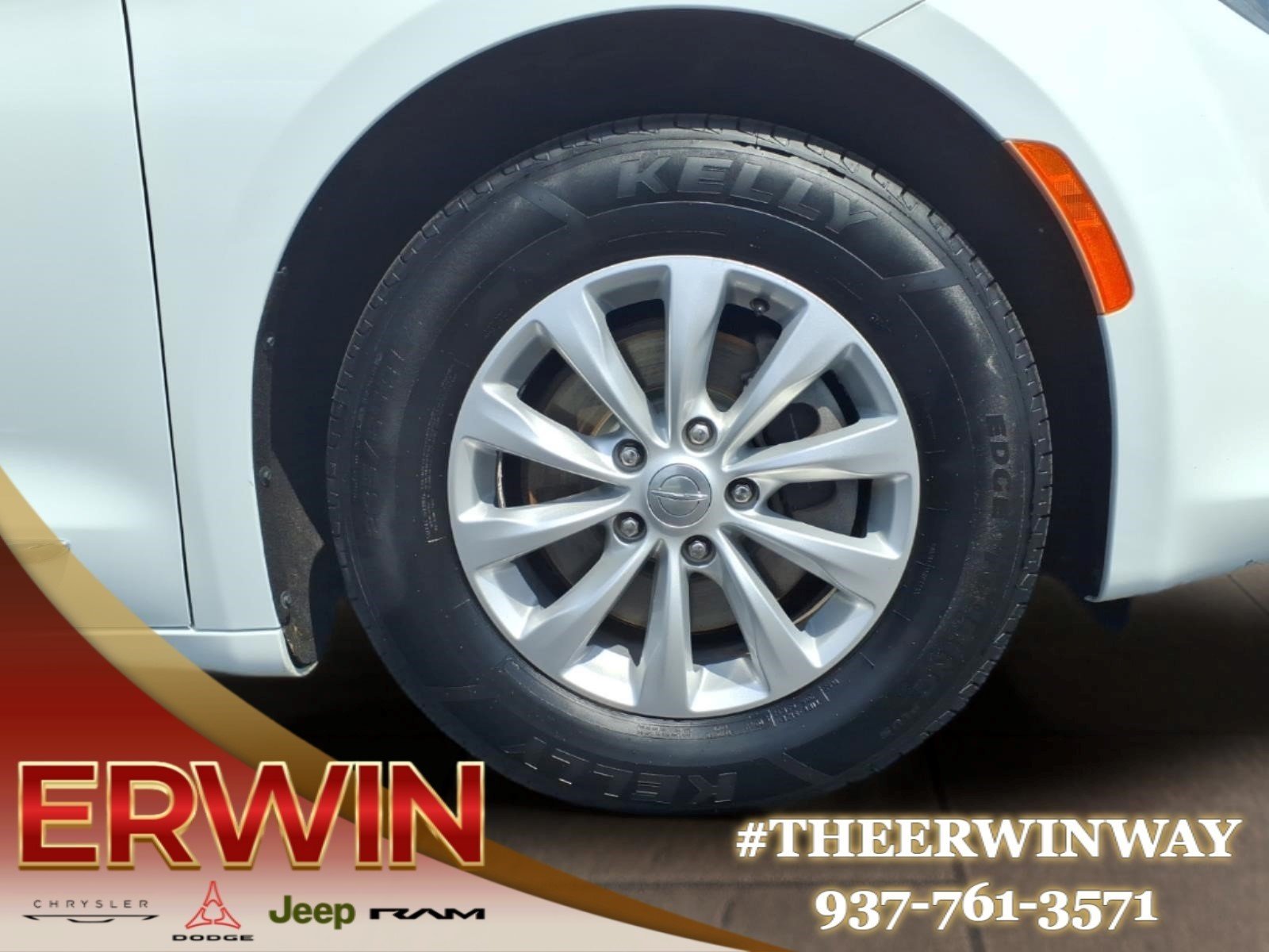 Used 2017 Bright White Clear Coat Chrysler Touring-L image 9