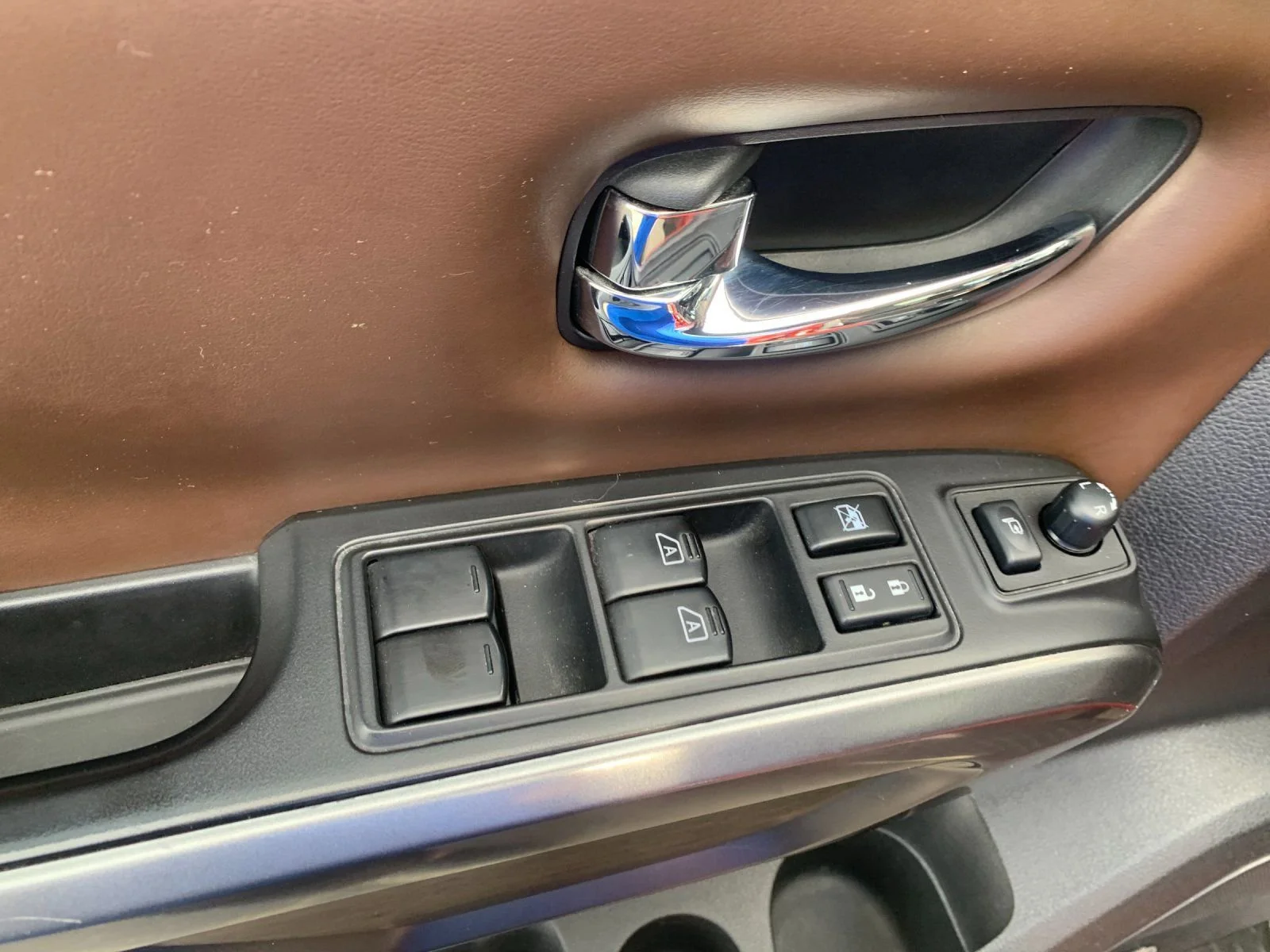 Used 2018 Red Nissan Platinum Reserve image 12