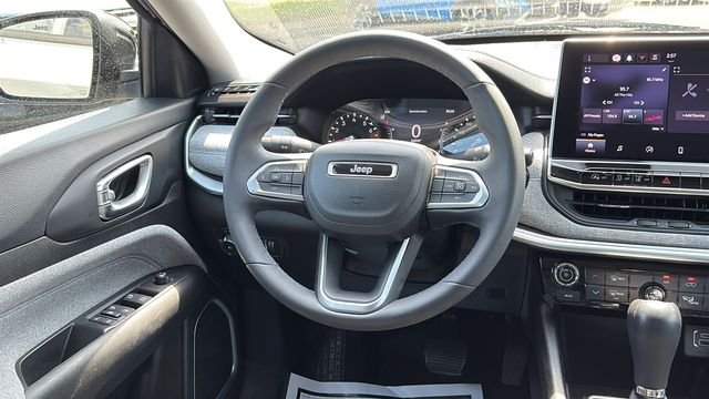 Used 2022 Silver Jeep Latitude image 22