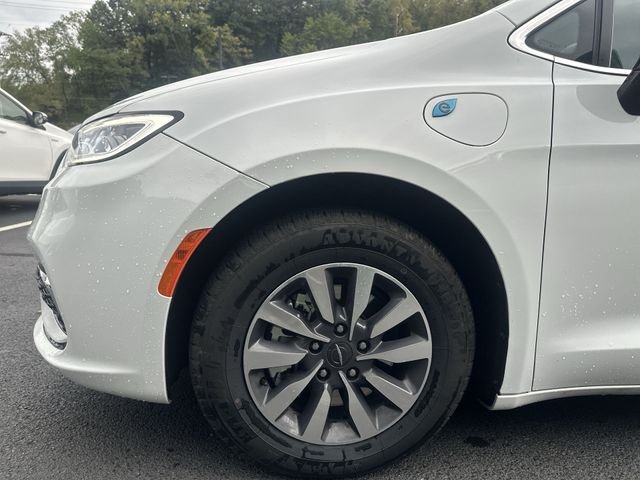 Used 2024 White Chrysler Select image 20
