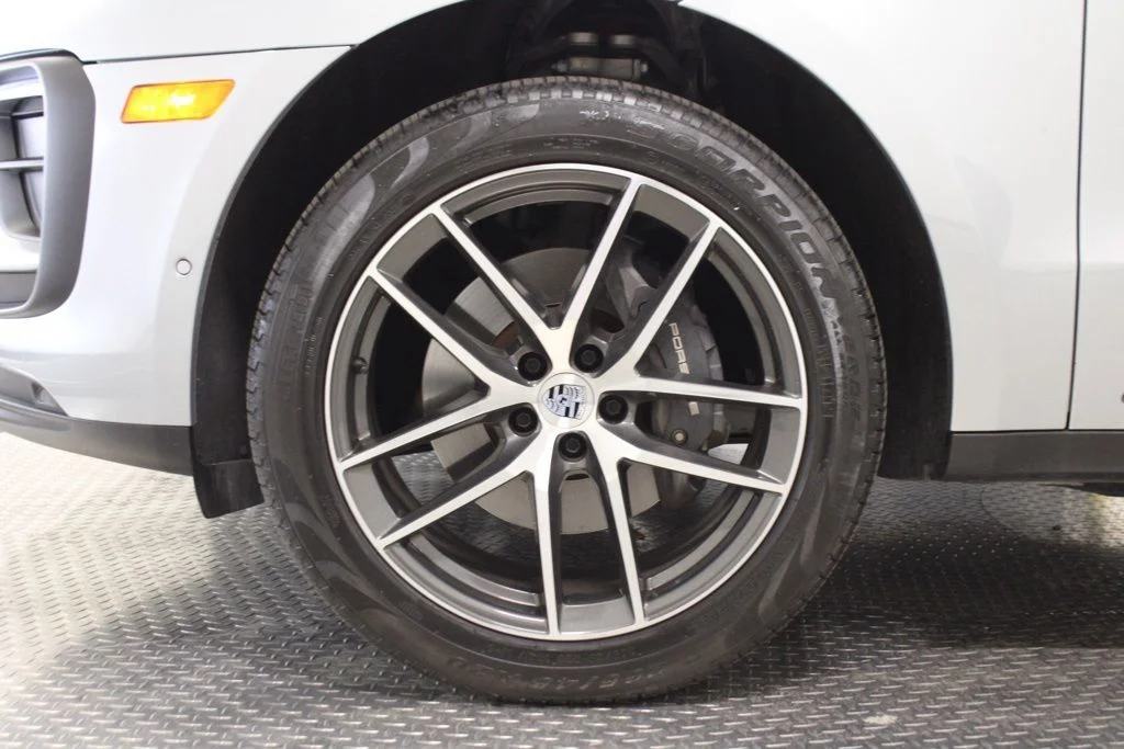 Used 2025  Porsche  image 19