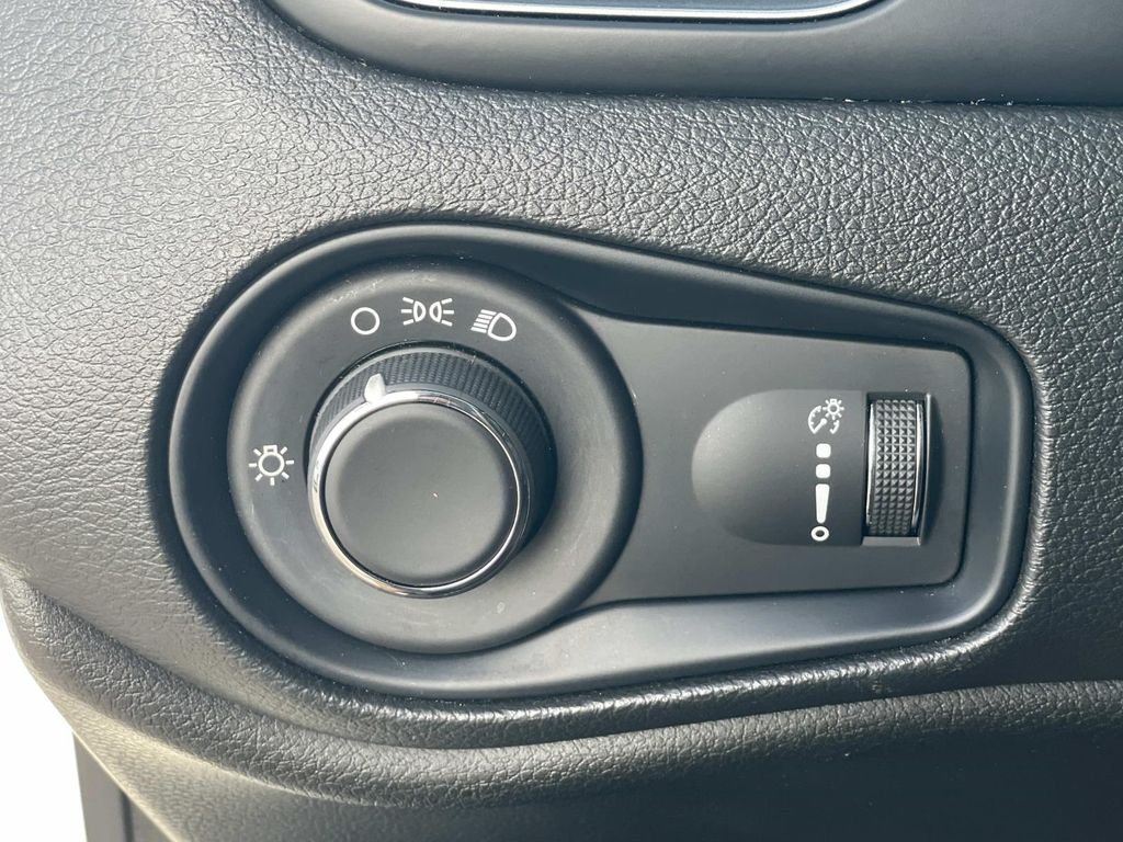 Used 2022 White Jeep Sport image 20