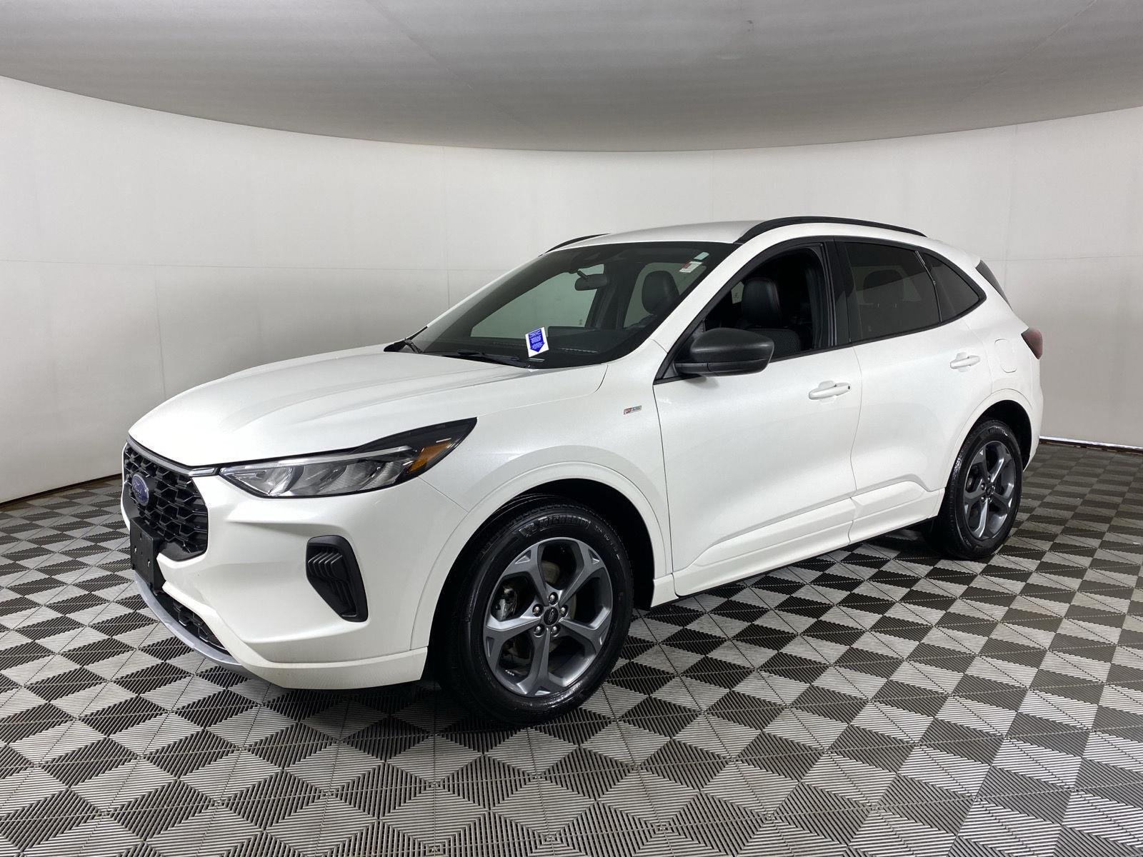 Used 2023 Star White Metallic Tri-Coat Ford ST-Line image 3