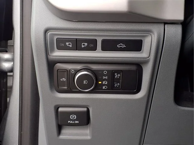 Used 2022  Ford XL image 14