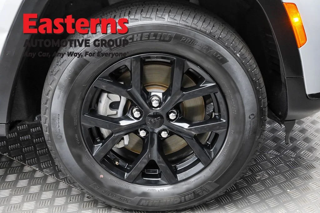 Used 2024 Silver Jeep Altitude image 31