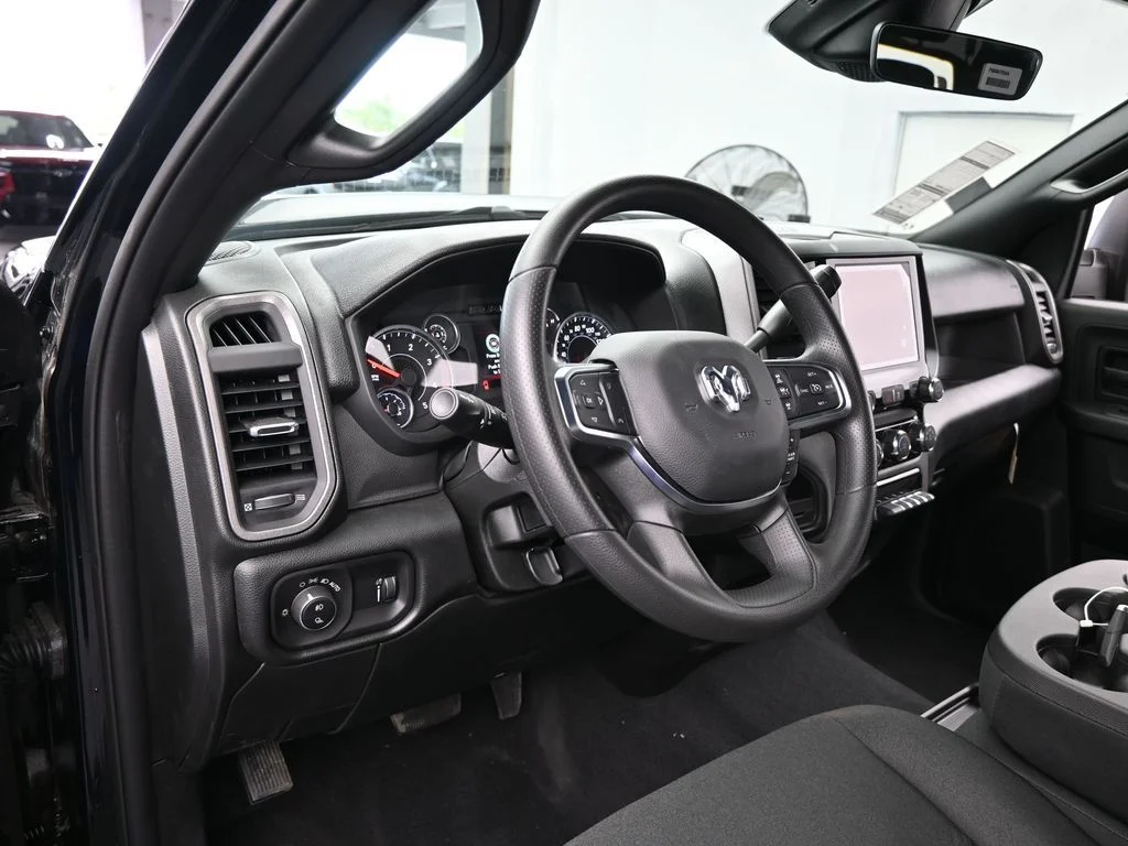 New 2026 Diamond Black Crystal Pearl-Coat Exterior Paint RAM Tradesman image 10