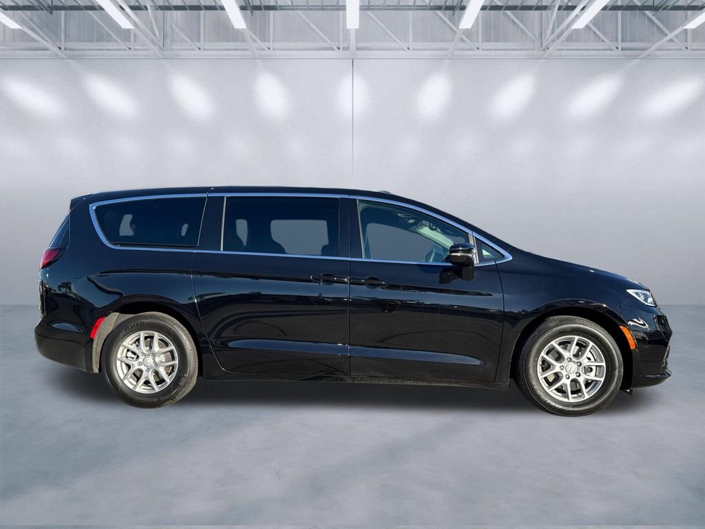 New 2026 Diamond Black Crystal Pearl-Coat Exterior Paint Chrysler Select image 3