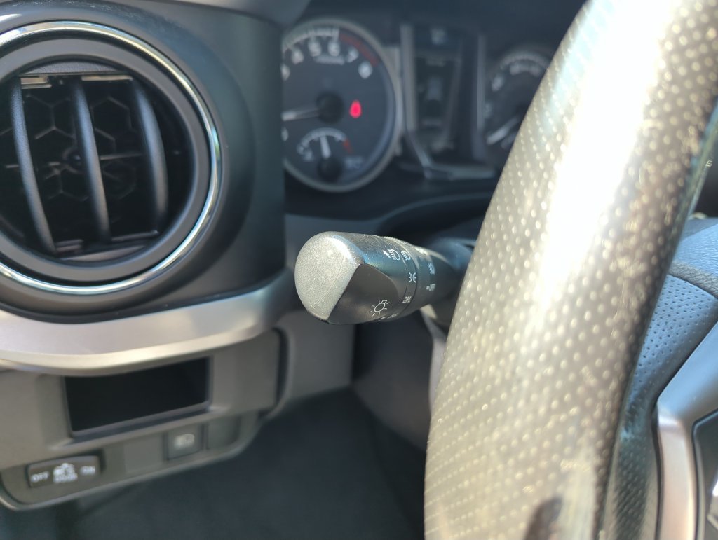 Used 2018 Blue Toyota SR5 image 18