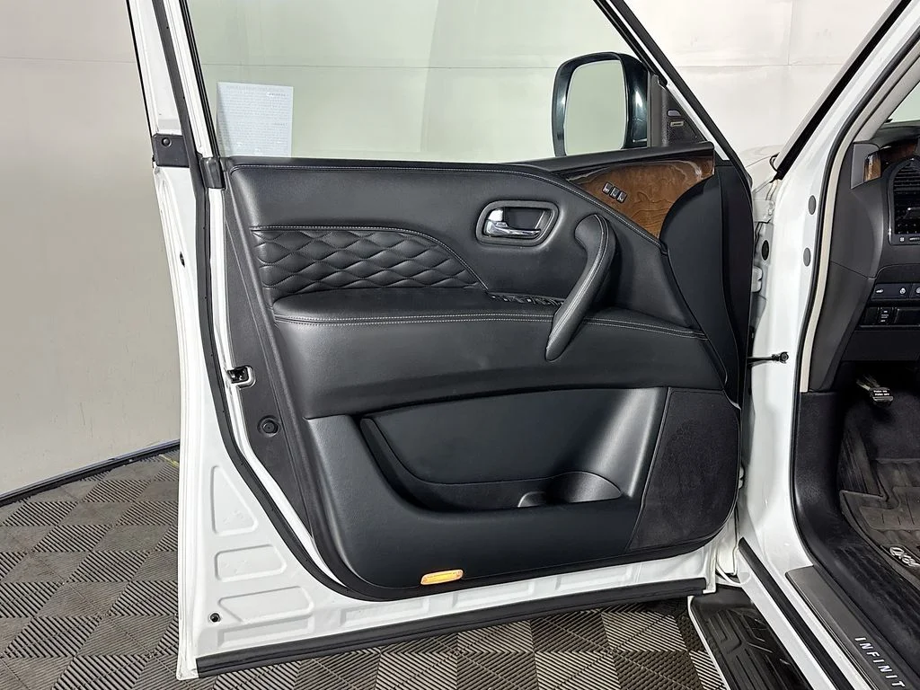 Used 2019 White INFINITI LUXE image 10