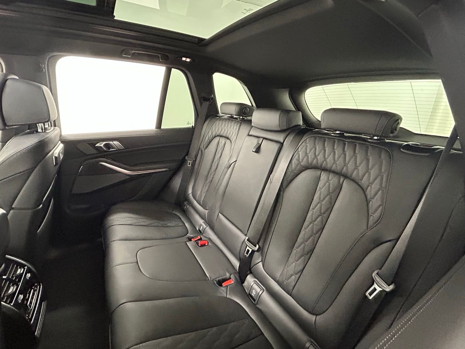New 2026 Black Sapphire Metallic BMW M60i image 32