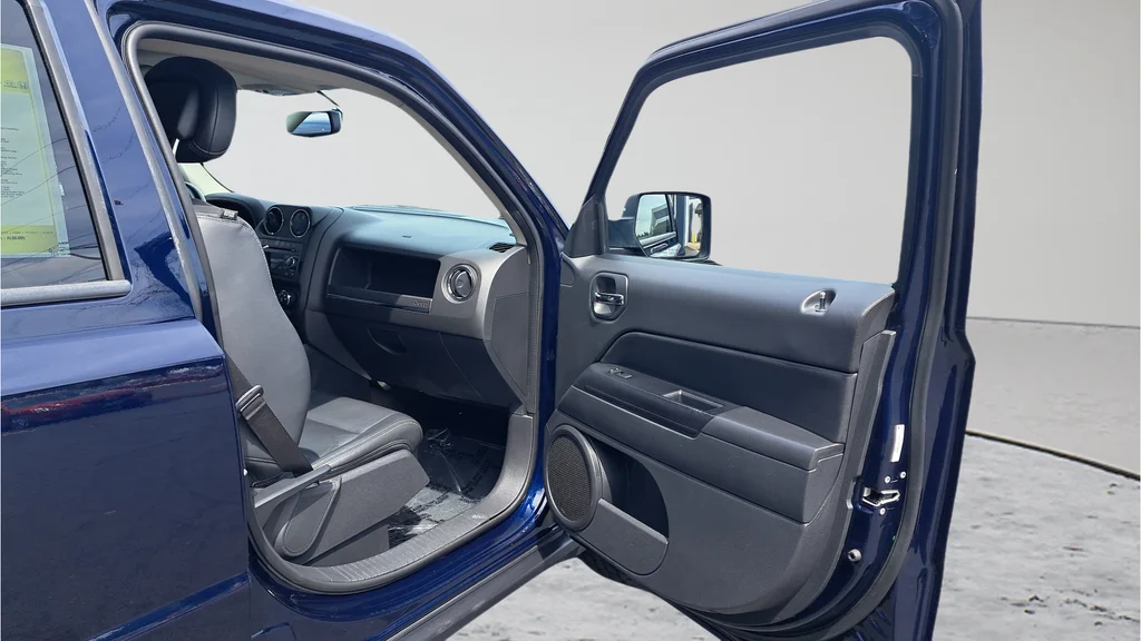Used 2015 Blue Jeep Latitude image 15