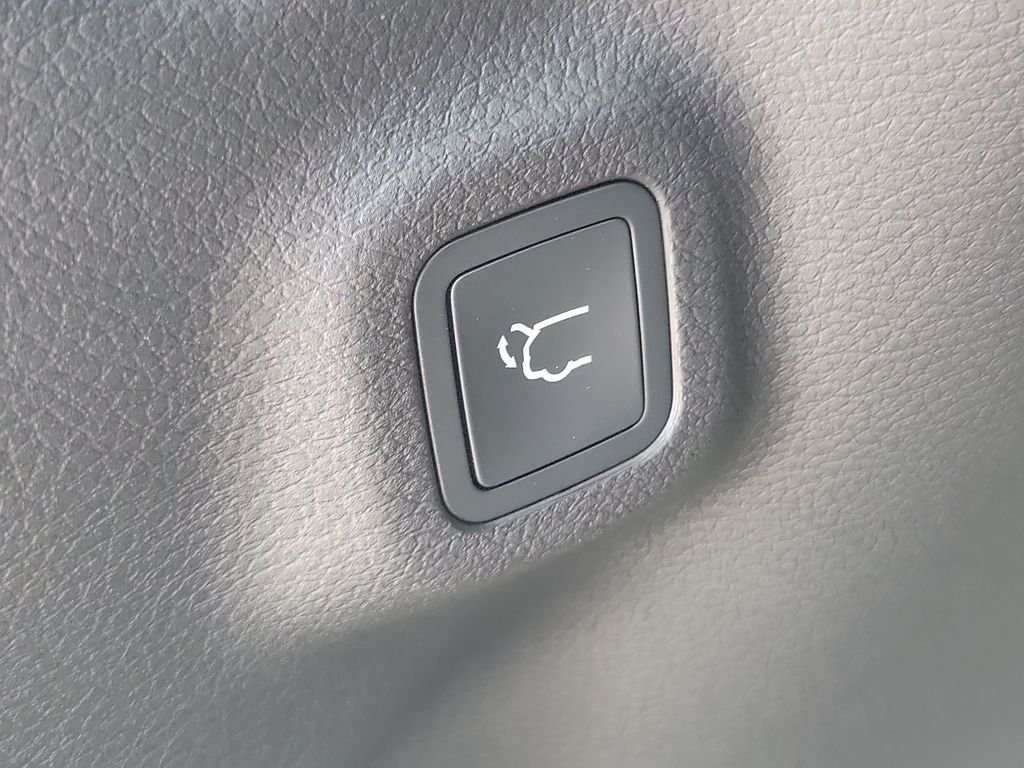 New 2026 Silver Zynith Metallic Clearcoat Jeep Latitude image 7