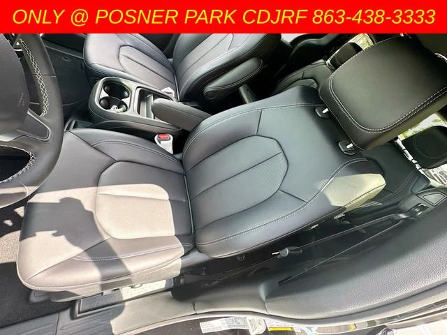 New 2027 Diamond Black Crystal Pearl-Coat Exterior Paint Chrysler  image 20