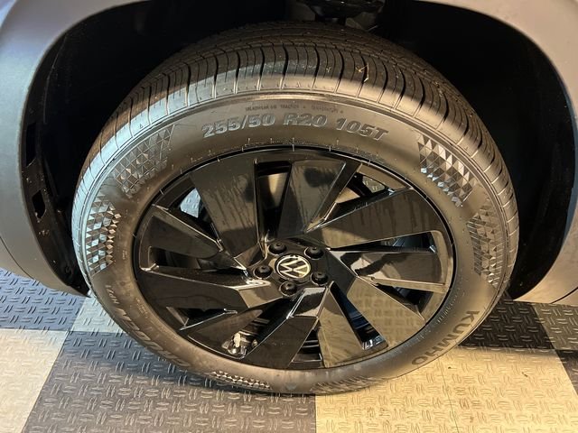 New 2026 Silver Volkswagen 2.0T SE w/Technology image 9
