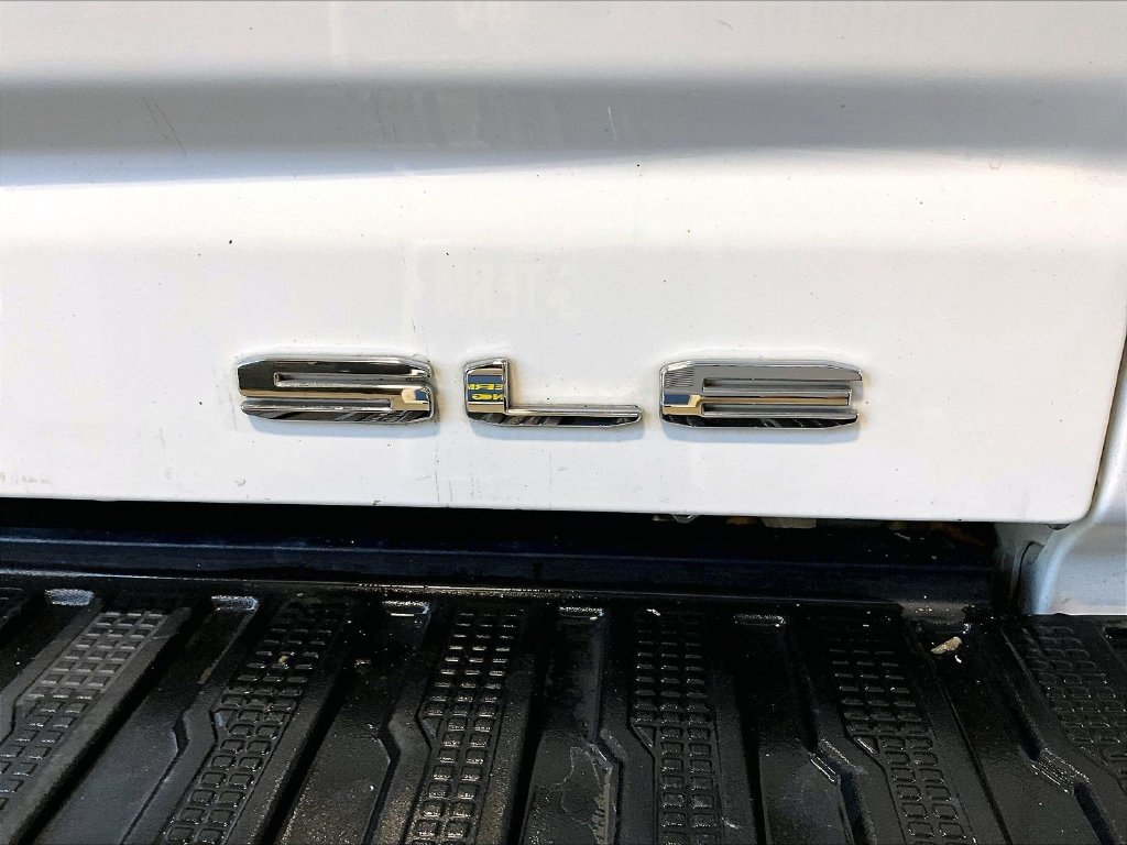 Used 2022 White GMC SLE image 29