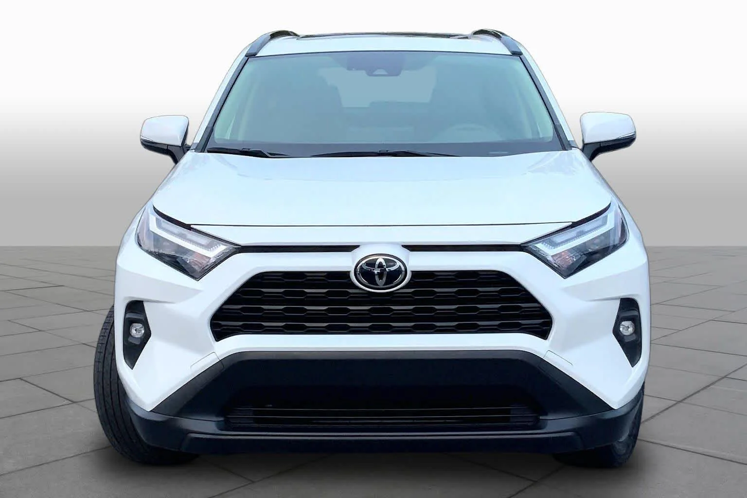 Used 2024 Wind Chill Pearl Toyota XLE Premium image 4