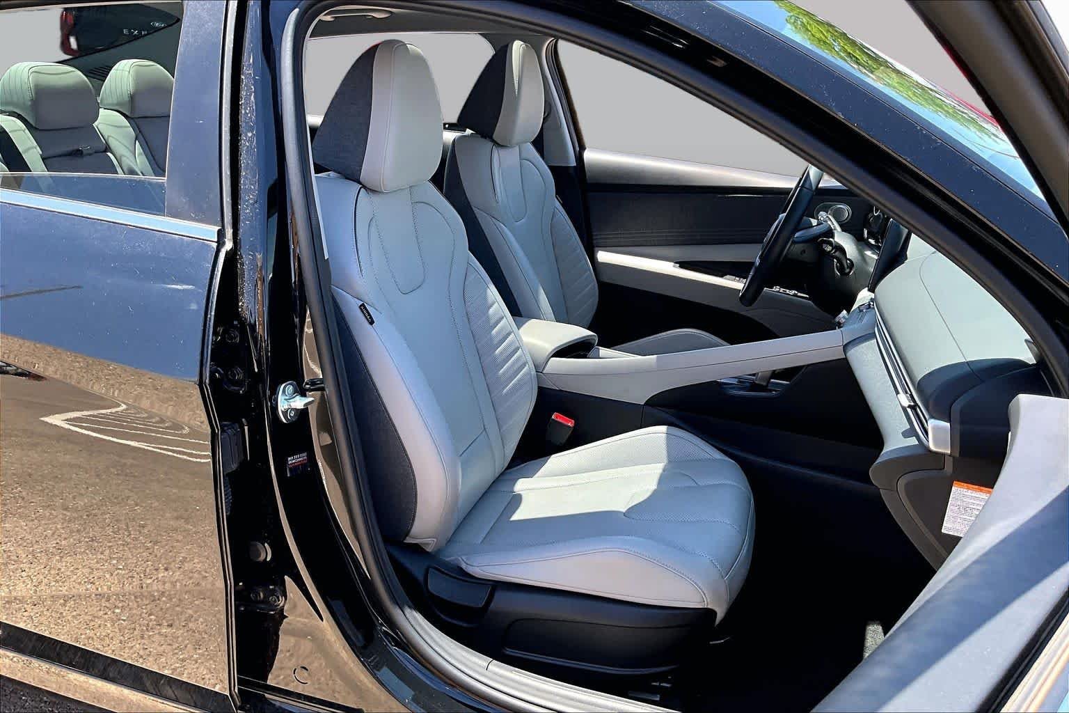 Used 2025 Abyss Black Hyundai Limited image 9