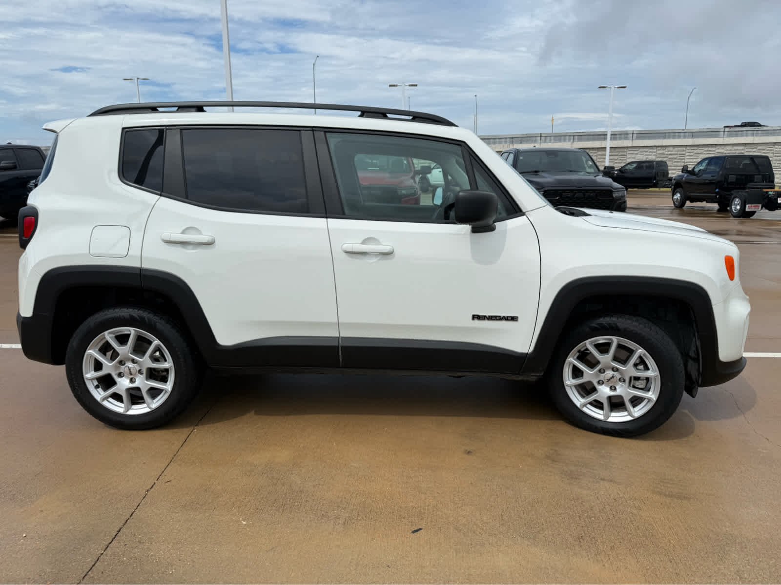 Certified Used 2023 Alpine White Clearcoat Jeep Latitude image 6