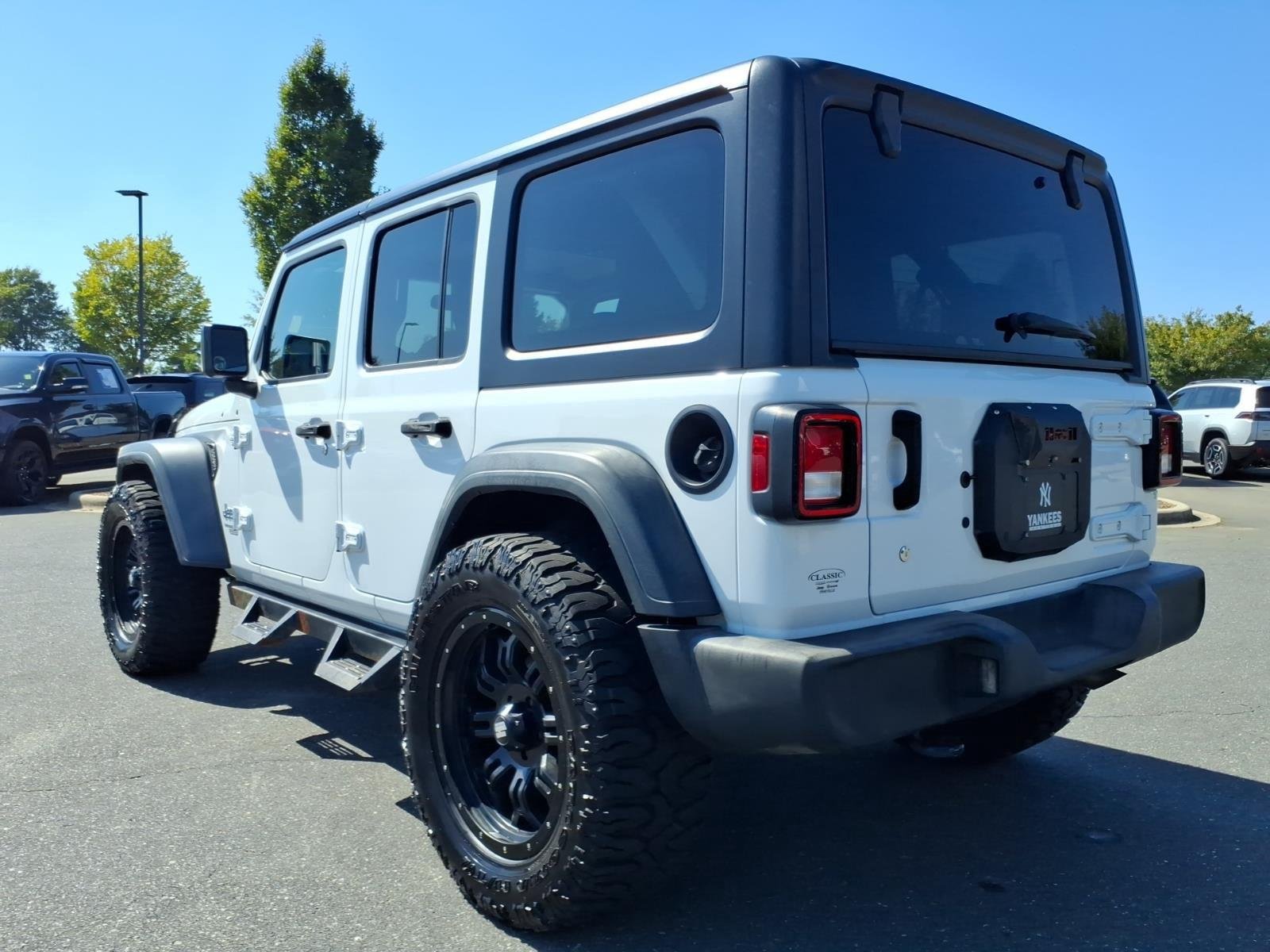 Used 2018 Bright White Clearcoat Jeep Sport S image 17