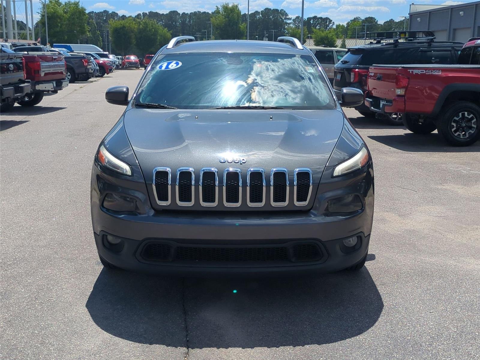 Used 2016 Granite Crystal Metallic Clearcoat Jeep Latitude image 8