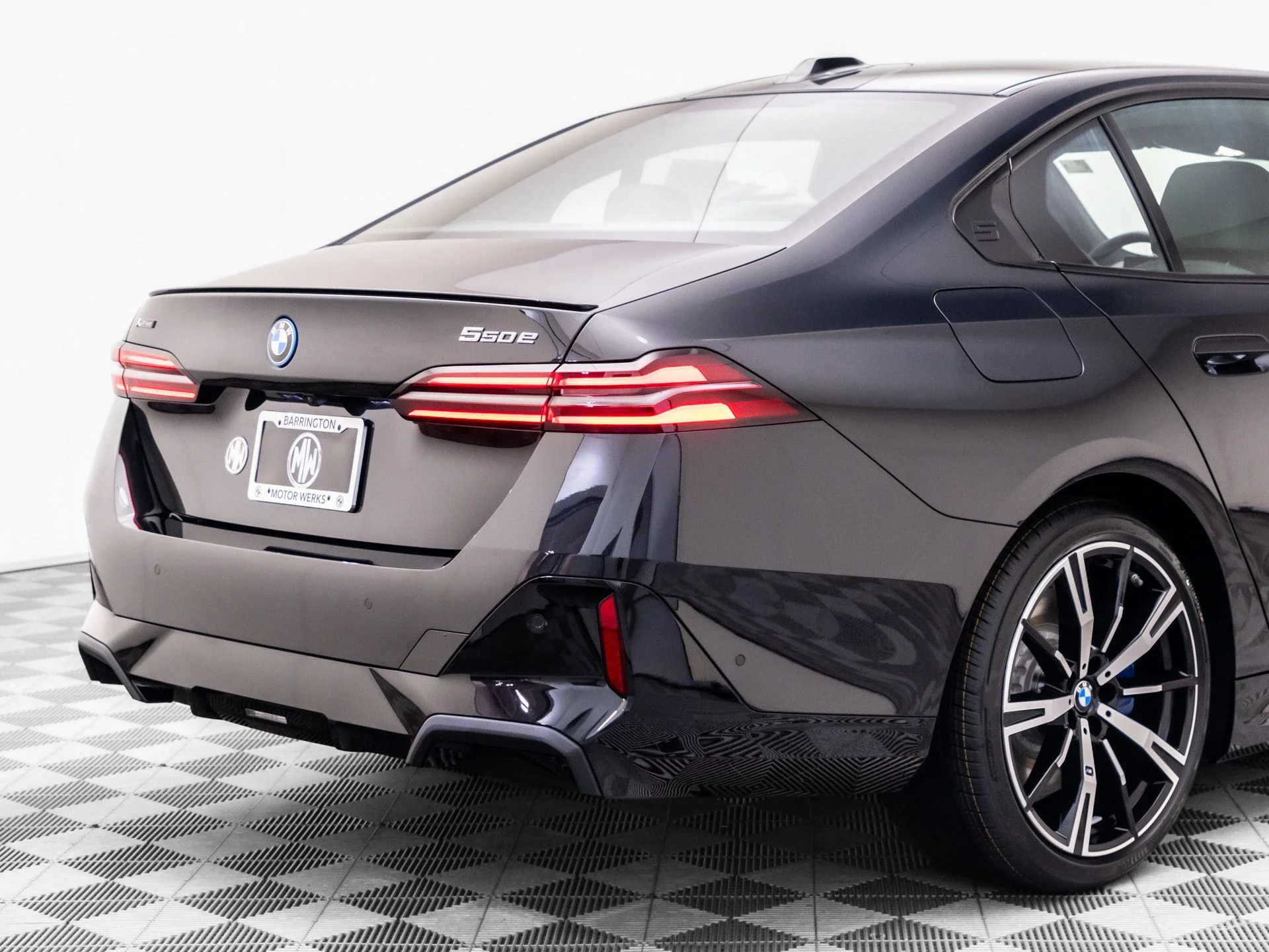 New 2027 Dk. BMW 550e xDrive image 37
