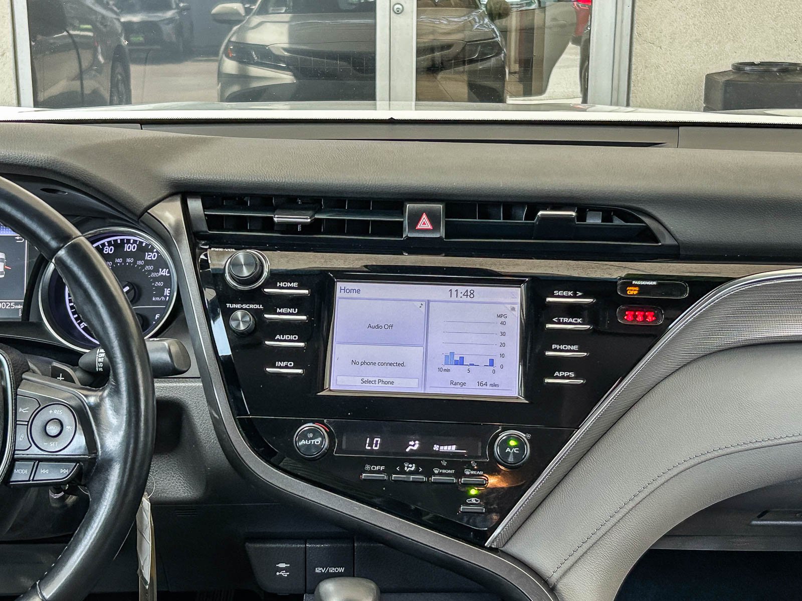 Used 2018 SUPER WHITE Toyota SE image 13