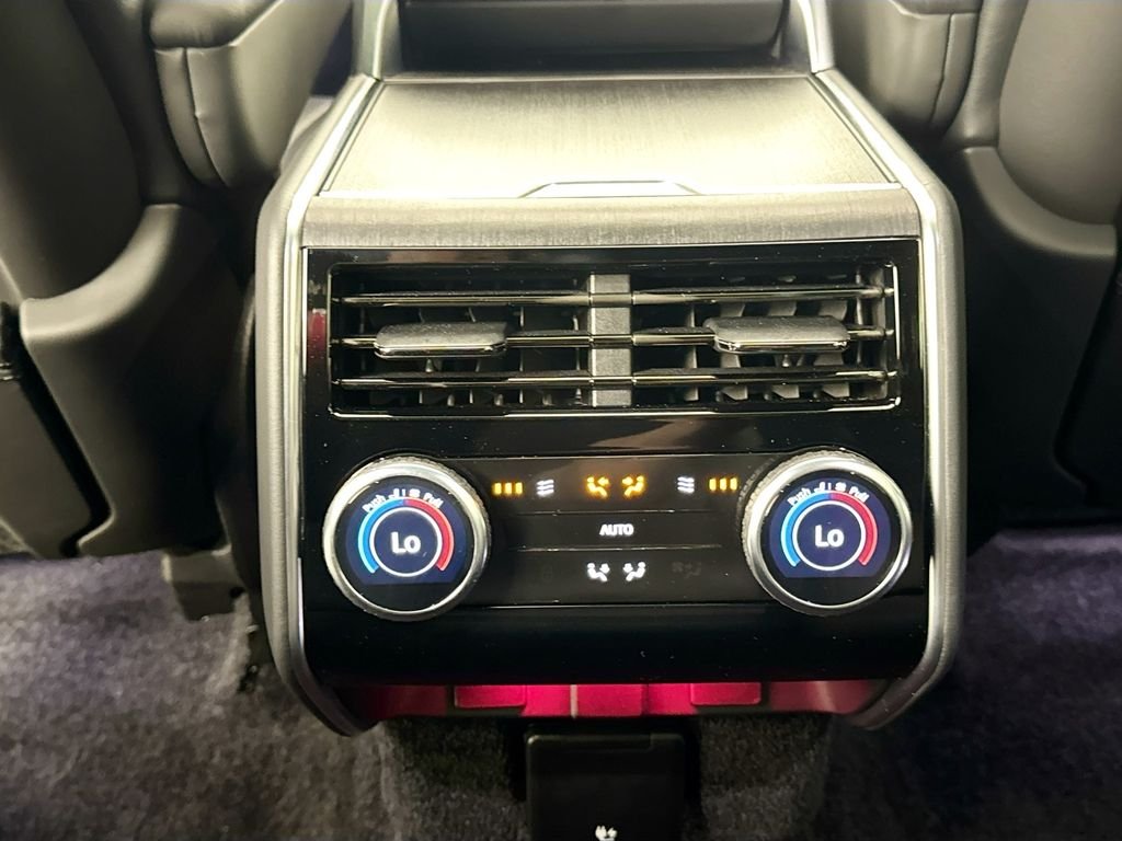 Used 2023 White Land Rover Autobiography image 27